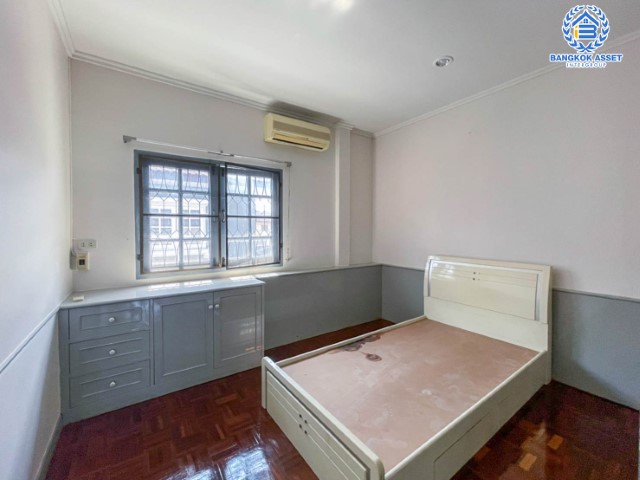 *****บ้านเดี่ยวมือสองย่านนนทบุรี ม. ศราวัณวิลล์ แจ้งวัฒนะ บนเนื้อที่ 54 ตร.ว. ฟังก์ชัน 4 ห้องนอน 3 ห้องน้ำ 3 ที่จอดรถ บ้านรีโนเวทใหม่ สภาพสวยพร้อมอยู่ แถมเครื่องปรับอากาศ บนทำเลเชื่อมต่อทุกการเดินทาง ใกล้รถไฟฟ้าสายสีชมพู "สถานีแจ้งวัฒนะ-ปากเกร็ด" และทางด่วน "ศรีรัช"